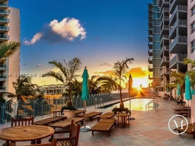 2-bedroom condo for sale in Miami Beach - 1500 Ocean Dr PH-05 - MondialRealty
