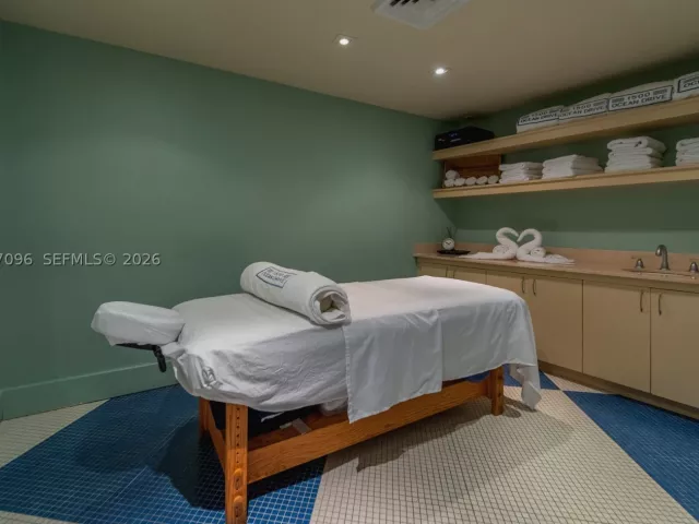 2-bedroom condo for sale in Miami Beach - 1500 Ocean Dr PH-05 - MondialRealty