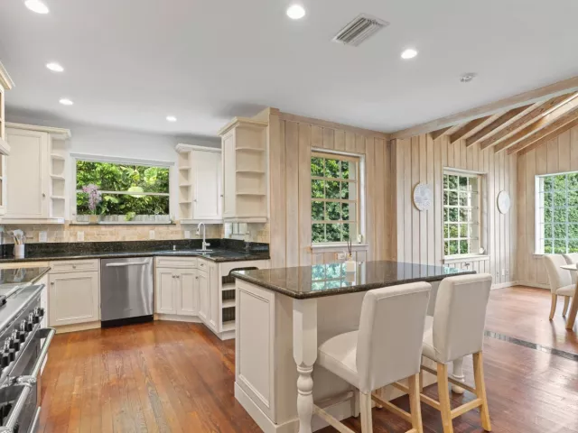4-bedroom home for rent in West Palm Beach - 3304 N Flagler Drive - MondialRealty