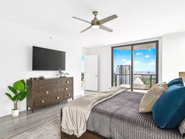 4-bedroom condo for sale in Fort Lauderdale - 100 E Las Olas Boulevard 4301 - MondialRealty