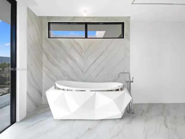 5-bedroom home for sale in Miami Beach - 2094 Prairie Ave - MondialRealty