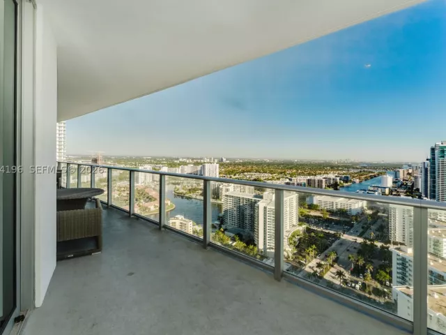 2-bedroom condo for sale in Hollywood - 4111 S Ocean Dr 3008 - MondialRealty