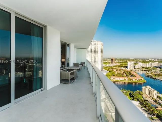 2-bedroom condo for sale in Hollywood - 4111 S Ocean Dr 3008 - MondialRealty