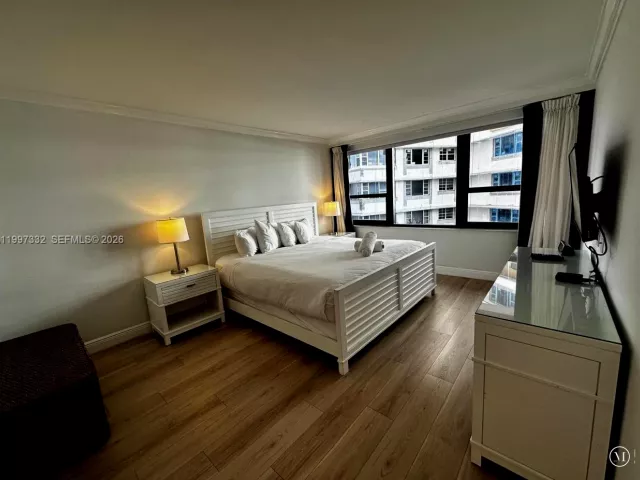 2-bedroom condo for rent in Miami Beach - 5225 Collins Ave 614 - MondialRealty