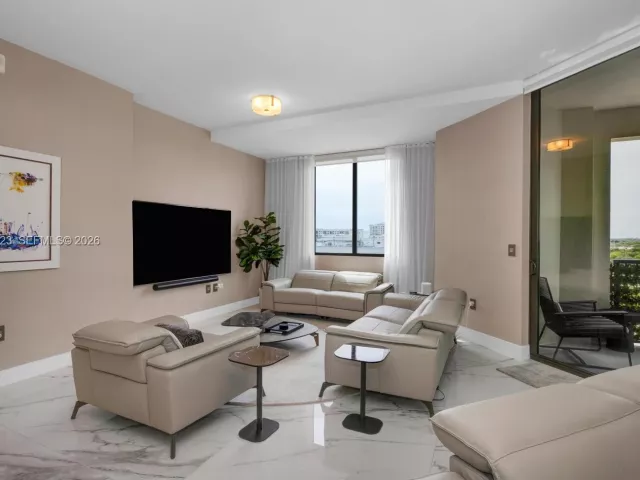 4-bedroom condo for sale in Coral Gables - 301 Altara Ave LPH914 - MondialRealty