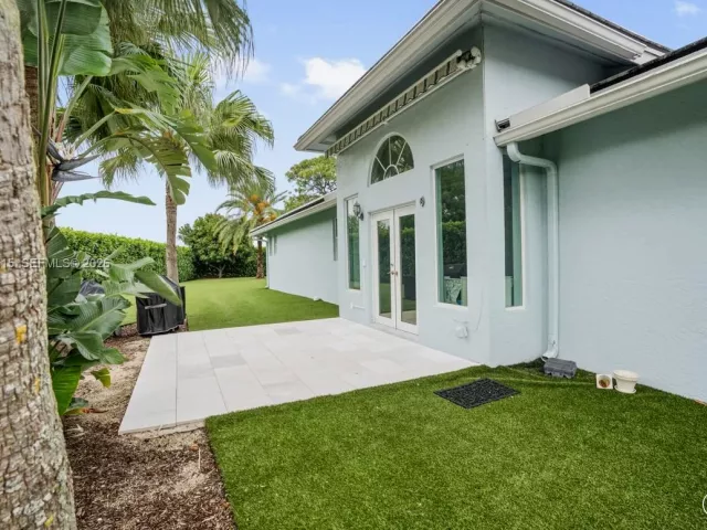3-bedroom home for sale in West Palm Beach - 8179 Lakeview Dr - MondialRealty