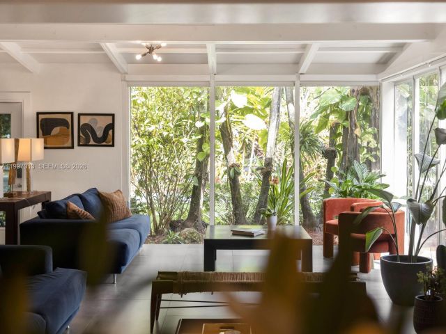 3-bedroom home for sale in Biscayne Park - 11932 NE 8th Avenue - MondialRealty