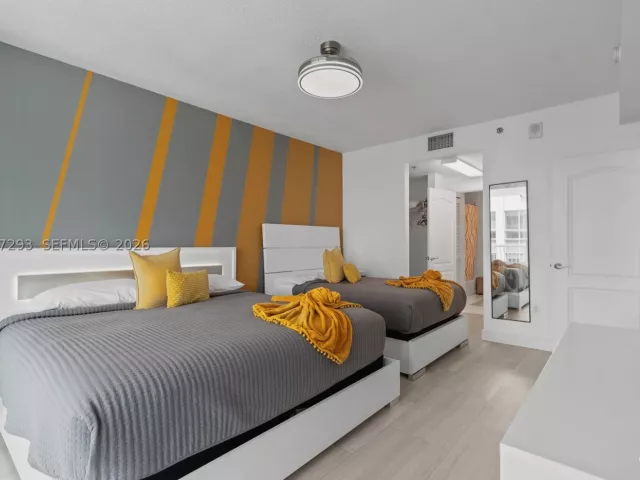 1-bedroom condo for sale in Miami - 1200 Brickell Bay Dr PH 4218 - MondialRealty