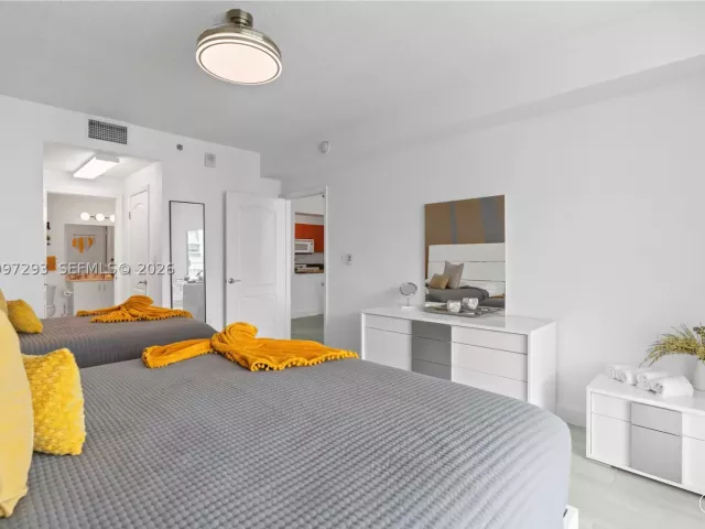 1-bedroom condo for sale in Miami - 1200 Brickell Bay Dr PH 4218 - MondialRealty