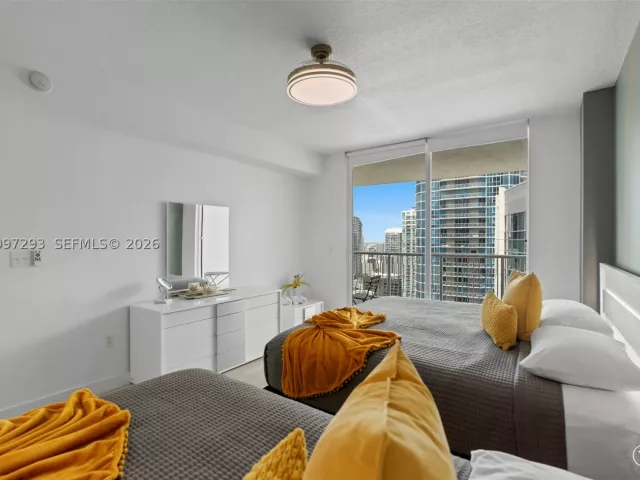 1-bedroom condo for sale in Miami - 1200 Brickell Bay Dr PH 4218 - MondialRealty