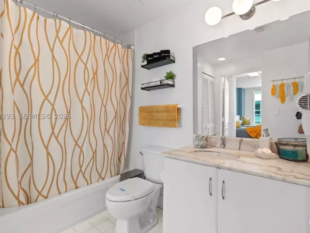 1-bedroom condo for sale in Miami - 1200 Brickell Bay Dr PH 4218 - MondialRealty