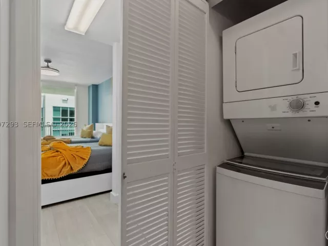 1-bedroom condo for sale in Miami - 1200 Brickell Bay Dr PH 4218 - MondialRealty