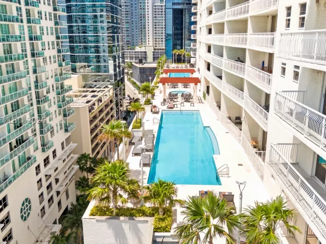 1-bedroom condo for sale in Miami - 1200 Brickell Bay Dr PH 4218 - MondialRealty