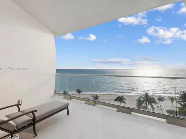 2-bedroom condo for rent in Sunny Isles Beach - 16901 Collins Ave 802 - MondialRealty
