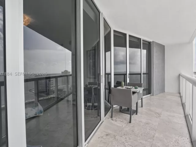 1-bedroom condo for rent in Miami - 495 Brickell Ave 2807 - MondialRealty