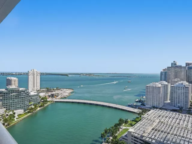1-bedroom condo for rent in Miami - 495 Brickell Ave 2807 - MondialRealty