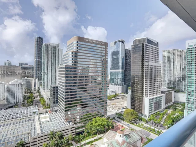 1-bedroom condo for rent in Miami - 495 Brickell Ave 2807 - MondialRealty