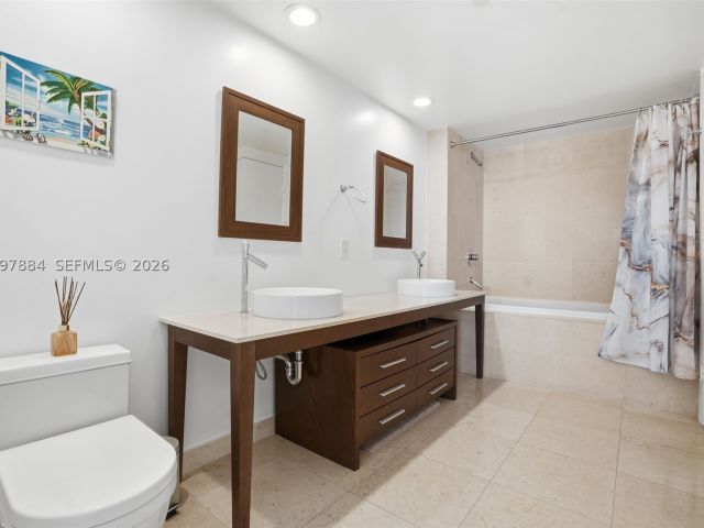 1-bedroom condo for rent in Miami - 495 Brickell Ave 2807 - MondialRealty