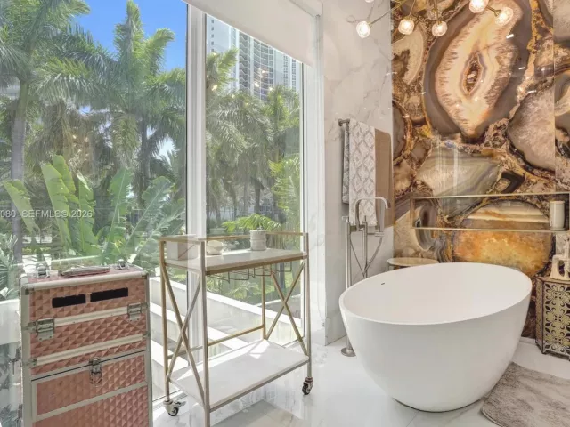 5-bedroom home for rent in Sunny Isles Beach - 18985 Atlantic Blvd - MondialRealty