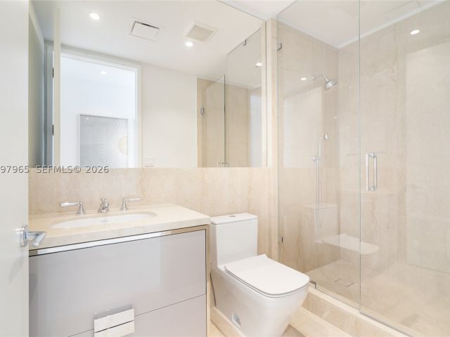 3-bedroom condo for rent in Sunny Isles Beach - 15701 Collins Ave 2302 - MondialRealty