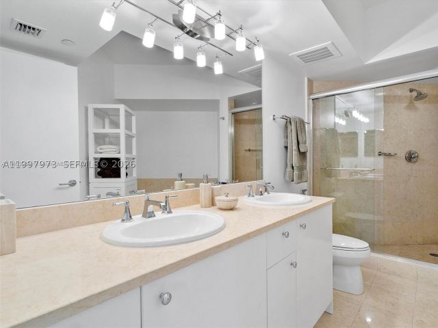 2-bedroom condo for sale in Aventura - 20000 E Country Club Dr 1102 - MondialRealty