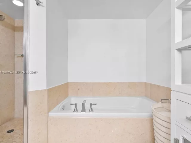 2-bedroom condo for sale in Aventura - 20000 E Country Club Dr 1102 - MondialRealty