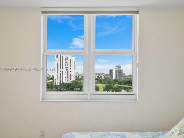2-bedroom condo for sale in Aventura - 20000 E Country Club Dr 1102 - MondialRealty