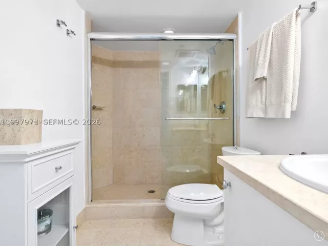 2-bedroom condo for sale in Aventura - 20000 E Country Club Dr 1102 - MondialRealty