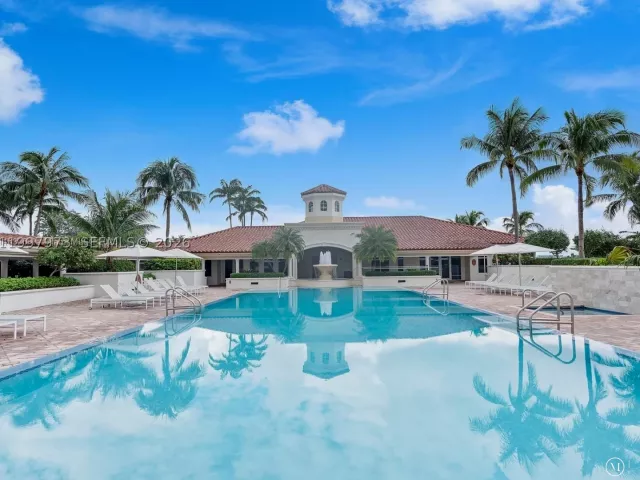 2-bedroom condo for sale in Aventura - 20000 E Country Club Dr 1102 - MondialRealty