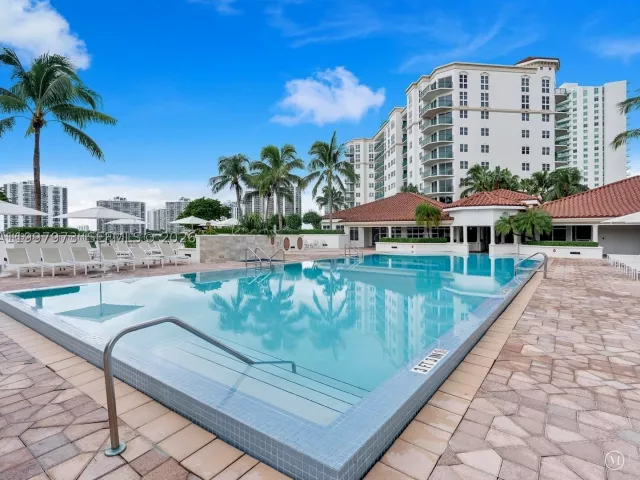 2-bedroom condo for sale in Aventura - 20000 E Country Club Dr 1102 - MondialRealty