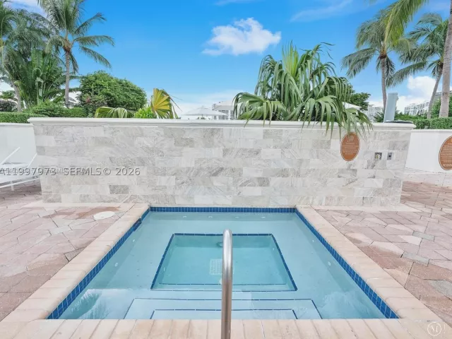 2-bedroom condo for sale in Aventura - 20000 E Country Club Dr 1102 - MondialRealty