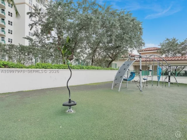 2-bedroom condo for sale in Aventura - 20000 E Country Club Dr 1102 - MondialRealty