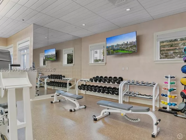 2-bedroom condo for sale in Aventura - 20000 E Country Club Dr 1102 - MondialRealty