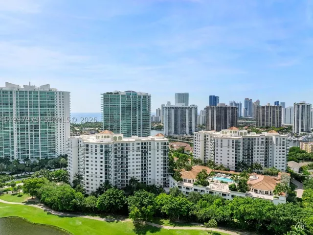 2-bedroom condo for sale in Aventura - 20000 E Country Club Dr 1102 - MondialRealty
