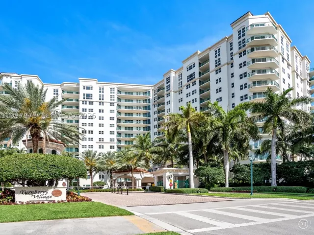 2-bedroom condo for sale in Aventura - 20000 E Country Club Dr 1102 - MondialRealty
