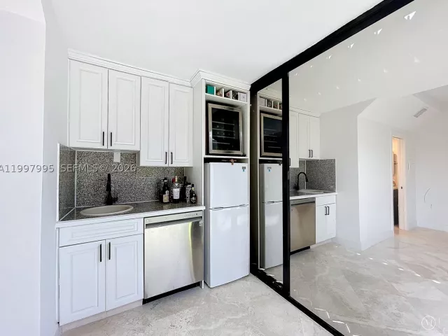 3-bedroom home for sale in Key Biscayne - 201 Crandon Blvd 163 - MondialRealty