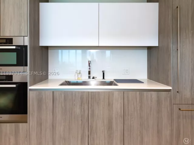 2-bedroom condo for rent in Key Biscayne - 360 Ocean Dr 304S - MondialRealty