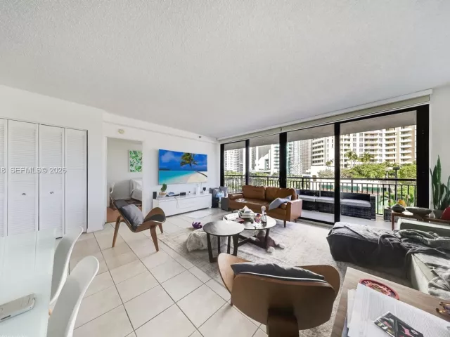 2-bedroom condo for sale in Miami - 540 Brickell Key Dr 608 - MondialRealty