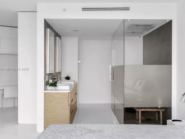 3-bedroom condo for rent in Miami Beach - 300 S Pointe Dr 3105 - MondialRealty