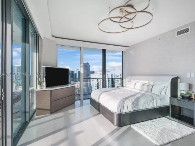 3-bedroom condo for sale in Miami - 68 SE 6th St 3711 - MondialRealty