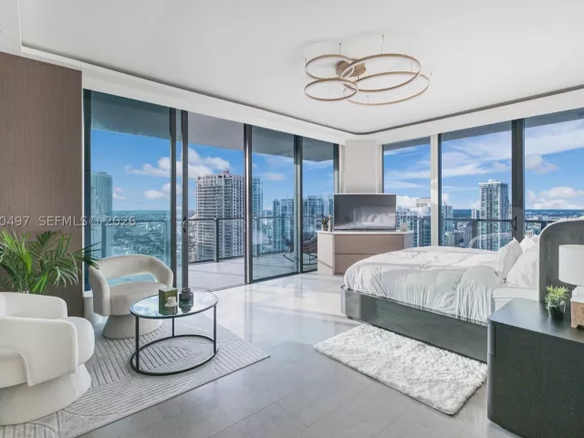 3-bedroom condo for sale in Miami - 68 SE 6th St 3711 - MondialRealty
