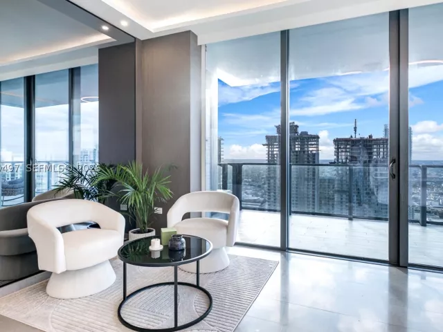 3-bedroom condo for sale in Miami - 68 SE 6th St 3711 - MondialRealty