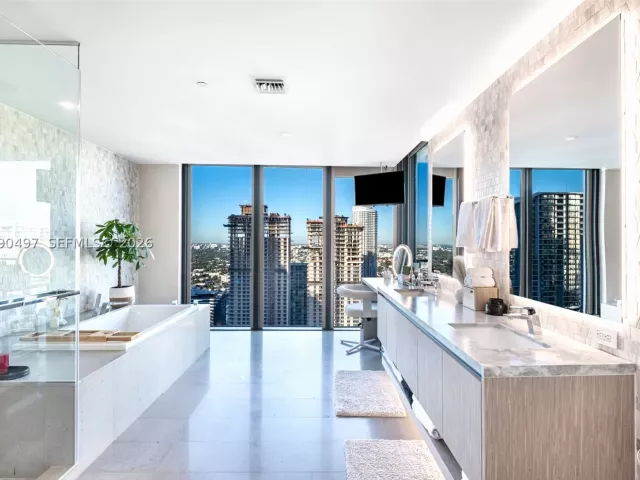 3-bedroom condo for sale in Miami - 68 SE 6th St 3711 - MondialRealty