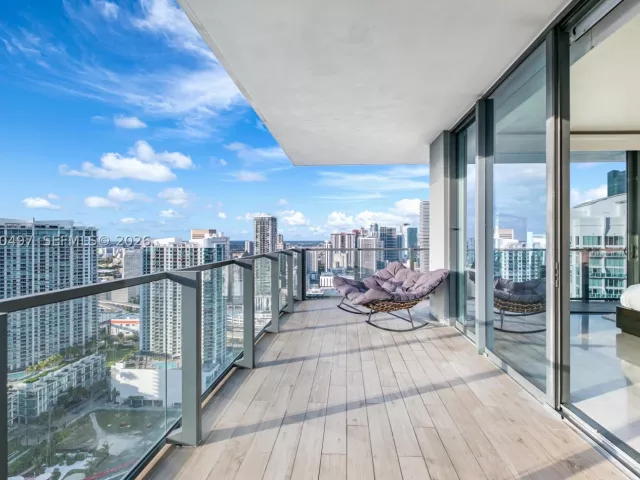 3-bedroom condo for sale in Miami - 68 SE 6th St 3711 - MondialRealty