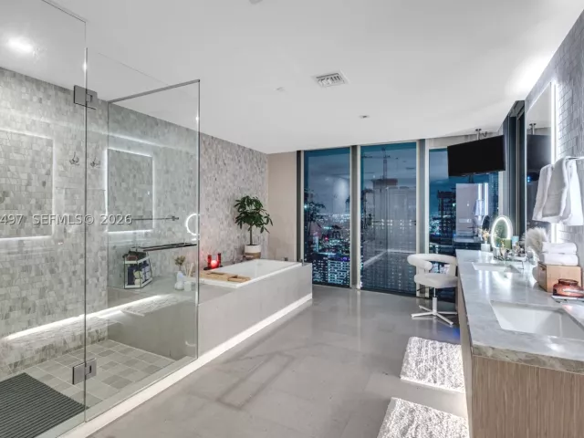3-bedroom condo for sale in Miami - 68 SE 6th St 3711 - MondialRealty