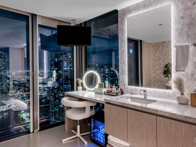 3-bedroom condo for sale in Miami - 68 SE 6th St 3711 - MondialRealty