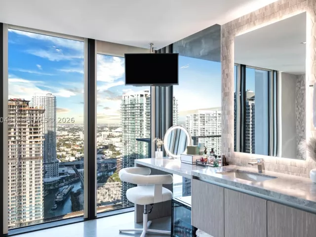 3-bedroom condo for sale in Miami - 68 SE 6th St 3711 - MondialRealty
