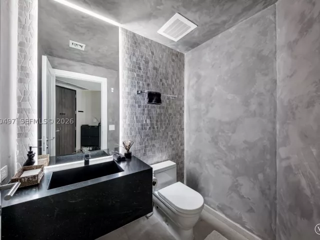 3-bedroom condo for sale in Miami - 68 SE 6th St 3711 - MondialRealty