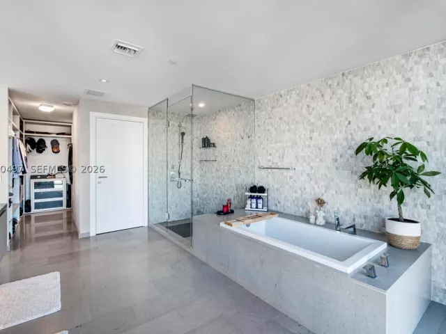 3-bedroom condo for sale in Miami - 68 SE 6th St 3711 - MondialRealty