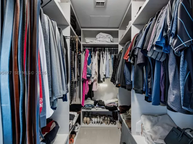 3-bedroom condo for sale in Miami - 68 SE 6th St 3711 - MondialRealty